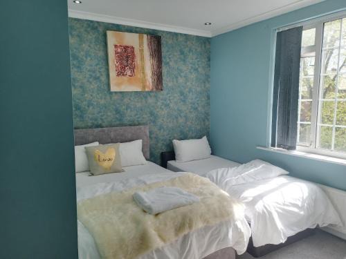 Chapeltown Apartment | An Exquisite Deluxe Room in a Hotel - Free Parking - with access to Resturant - Shisha Bar- Wine Bar