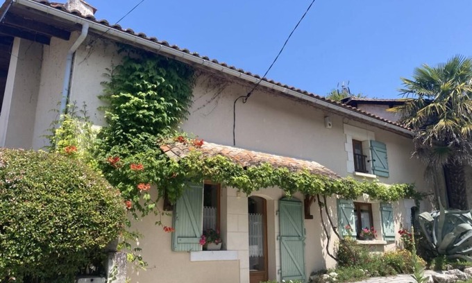 Les Essards Cottage | An idyllic getaway to this beautiful home in the stunning Charente countryside