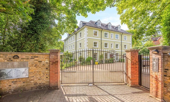 Harrow Apartment | An impressive 2 bedroom, 2 bathroom within Mount House