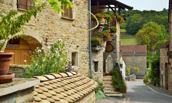 La Rochepot Cottage | An old Burgundy house in the middle of a wine village