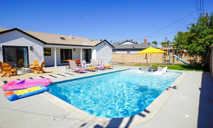 Southwest Anaheim House | AN5 Pool House|Sleeps 12|10min Disney|ResortStyle