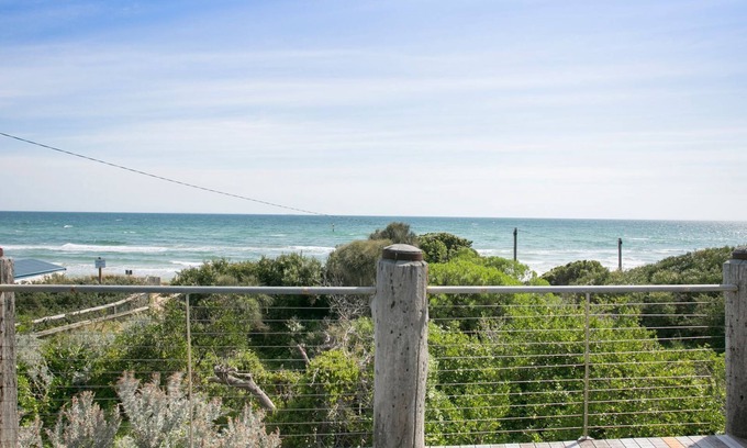 Frankston House | Anchor Beachfront | Pet Friendly on the Beach