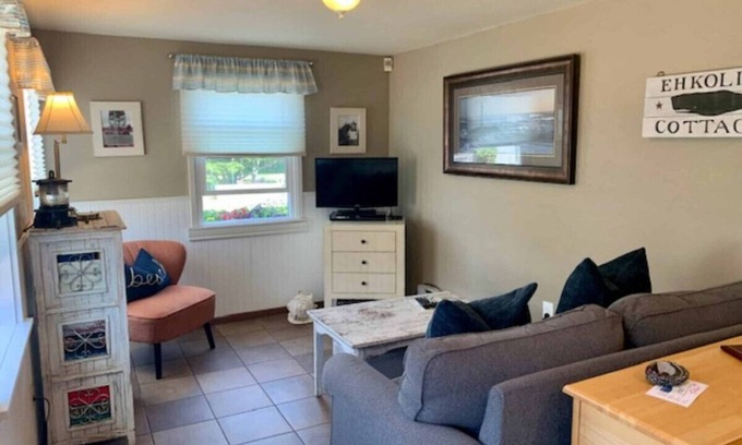 Long Beach Cottage | Anchorage Cottages Unit 1 Dog friendly and close to the beach
