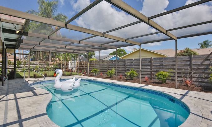 Bradenton House | Andy's Paradise -10 Min to AMI, Newly Renovated in 2022 & Private Heated Pool