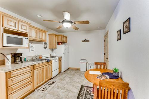 Angel Fire Apartment | Angel Fire Apartment about 2 Mi to Resort!