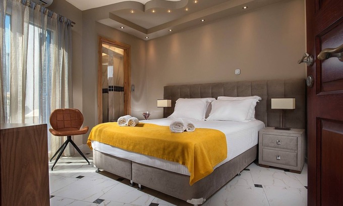 Adamas House | Angelica's "Lux" Room in Adamas