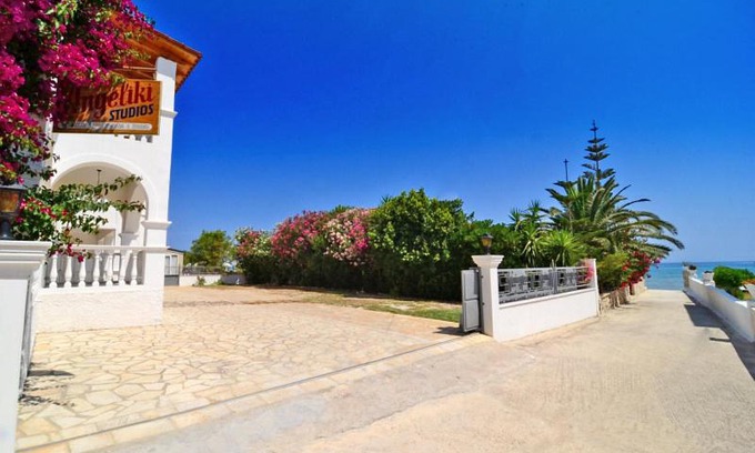 Alykes Apartment | Angeliki Studios