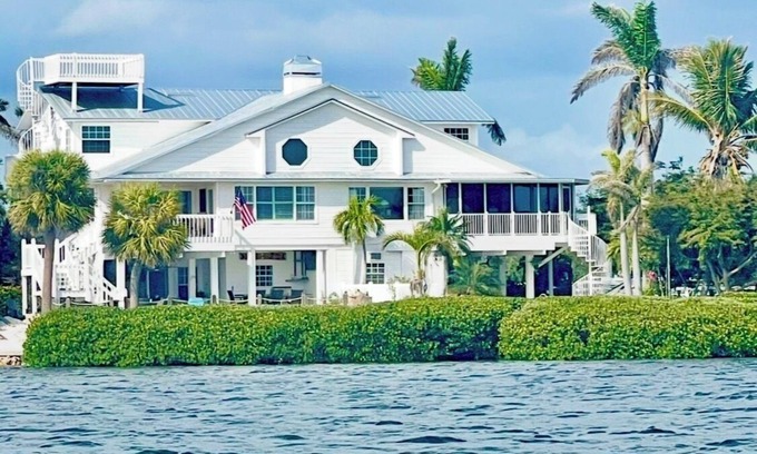 Bokeelia House | Angler's Luxury Waterfront in Bokeelia - Infinity Pool, Bar & Dock for Fishing