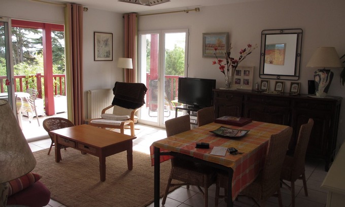 Anglet Apartment | Anglet near beaches, Apt. T3 sleeps 6, large balcony, quiet, view