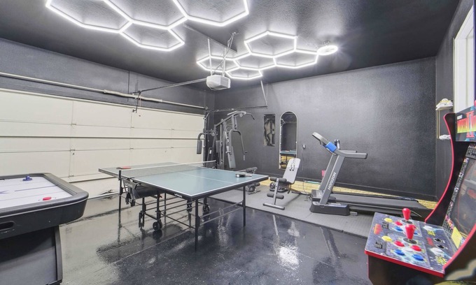 Ankeny House | Ankeny Stay | Gym | Game Room | Spa | BBQ | I-35