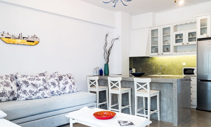 Kamari Apartment | Anna's Sea View Apartment in Kamari