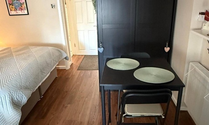 Liverpool Apartment | Annex Studio - Sleeps 2, High-speed Wifi & Parking