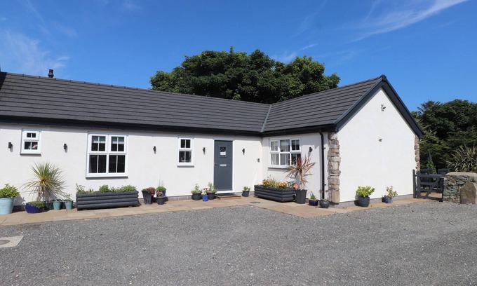 Amlwch Cottage | ANNEXE AT TY MOEL ISAF, with a garden in Amlwch
