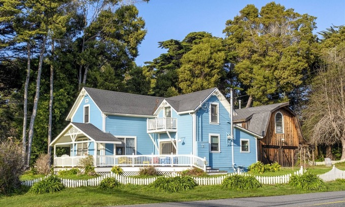 Fort Bragg House | Annie`s Beach House - A historic and cozy rental just minutes away from the beach!