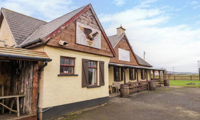 Limavady Cottage | APACHE FALLS LODGE, romantic, character holiday cottage in Castlerock