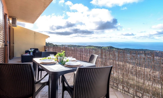 Trinita d'Agultu Apartment | Apartment 'Costiero' with Sea View, Private Terrace and Air Conditioning