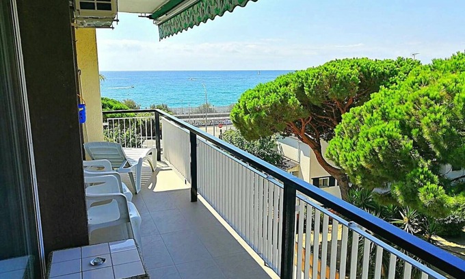 Sant Andreu de Llavaneres Apartment | Apartment Llavaneras II view at the sea and pool