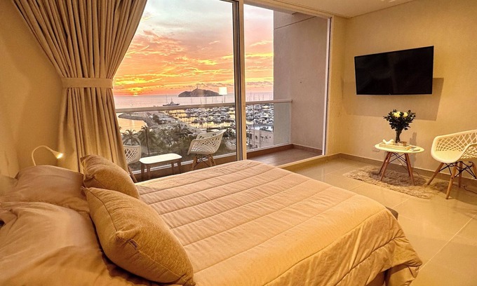 Historic Center Apartment | Aparta suite with view to the international marina