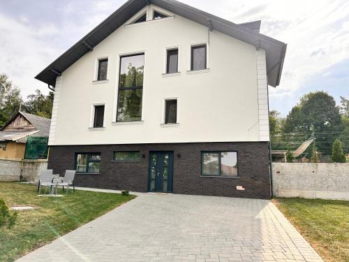 Suceava County Apartment | Apartament Spatios cu Jacuzzi si Curte Privata