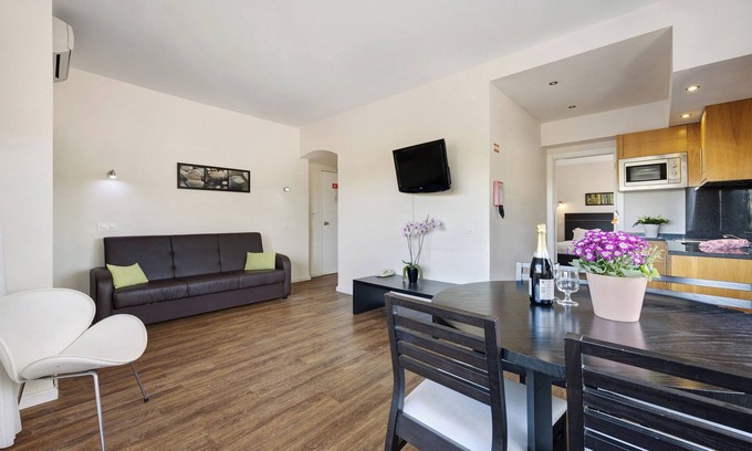 Torralta Apartment | Apartament 'T1 Atlântico' with Mountain View, Pool, Balcony & Wi-Fi