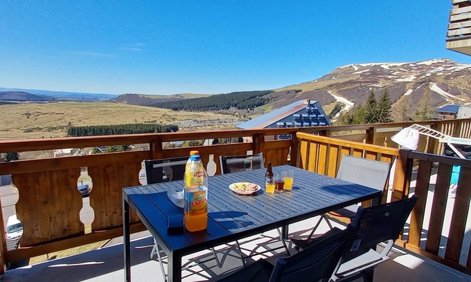 Besse-et-Saint-Anastaise Apartment | Apartment 4/6 pers Located on the heights of Super-Besse