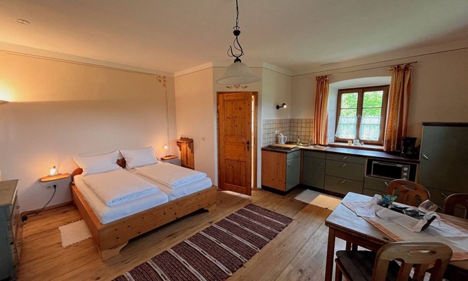 Breitbrunn a. Chiemsee Apartment | Apartment Sissi for 2 people on the upper floor, 27 sqm, 1 living room/bedroom with kitchen, shared balcony