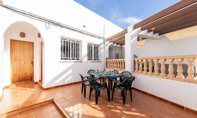 El Pozo de los Frailes Apartment | Apartment 'Maracas 1' with Shared Terrace and Air Conditioning