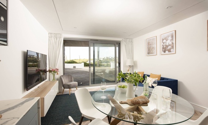 Porth Apartment | Apartment 1, Oasis Sands - an apartment that sleeps 6 guests in 3 bedrooms