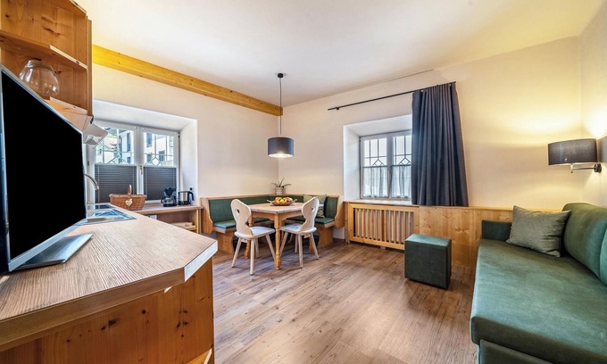 Nalles Apartment | Apartment "1SZ Golden Kreuzwegerhofnals" with Mountain View, Pool & Garden