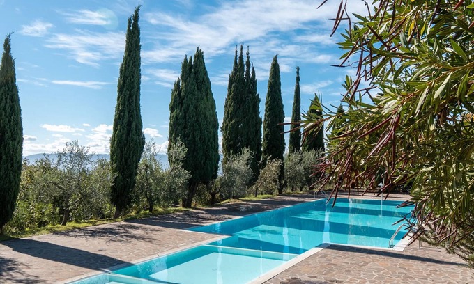 San Donato in Fronzano Apartment | Apartment '20 A Fattoria Degli Usignoli' with Shared Pool, Wi-Fi and Air Conditioning