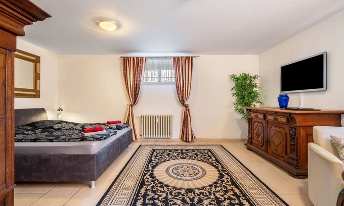 Blasewitz Apartment | Apartment '2 Souterrain' with Private Garden and Wi-Fi