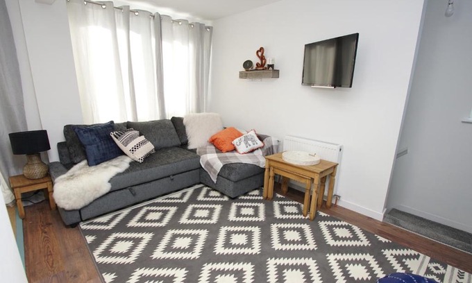Offerton Apartment | Apartment 3 Broadhurst Court sleeps 4 minutes from town centre & train
