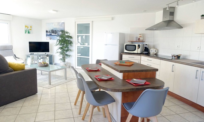 Clairvaux-les-Lacs Apartment | Apartment 60m² in villa with lake view, entrance and independent terrace