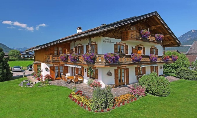 Kruen Apartment | Apartment "Adlerhorst" with Mountain View, Shared Garden & Wi-Fi