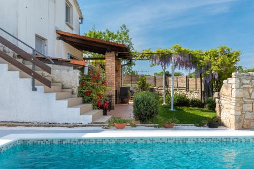 Valtura Apartment | Apartment Adriana on peaceful location with pool