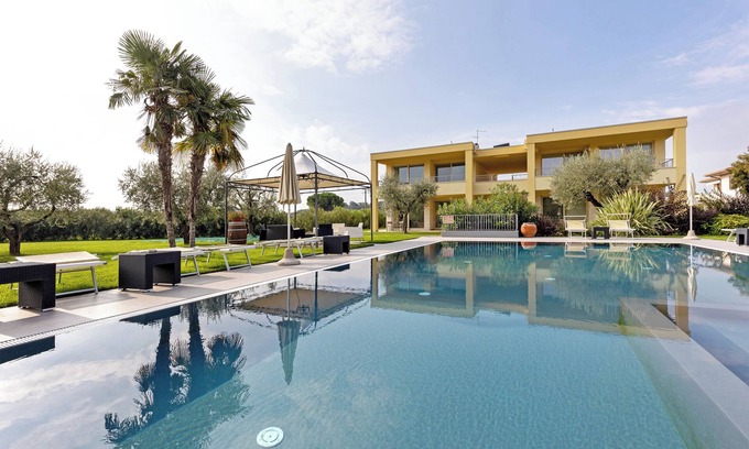 Montioni Apartment | Apartment 'Agriturismo Le Campagnole Pink' with Shared Pool, Wi-Fi and Air Conditioning