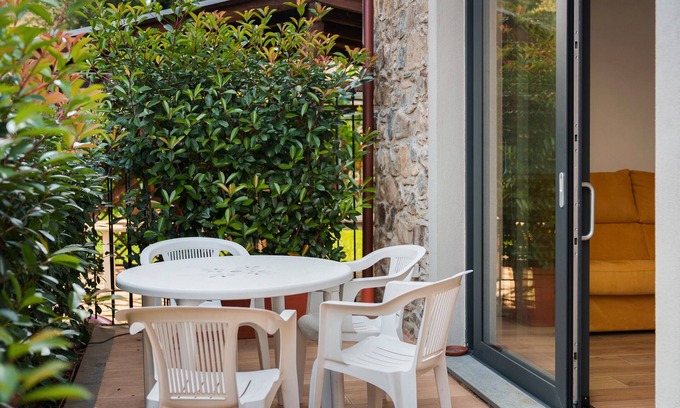 Moconesi Apartment | Apartment 'Alfred' with Private Terrace, Wi-Fi and Air Conditioning