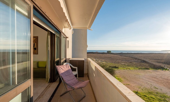 Torralta Apartment | Apartment 'Alvor Beach Front Line Bay' with Sea View, Wi-Fi and Air Conditioning