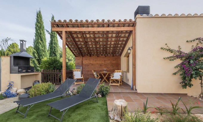 San Martin Sarroca Apartment | Apartment 'Amb Piscina Alta' with Private Pool, Wi-Fi, and Air Conditioning