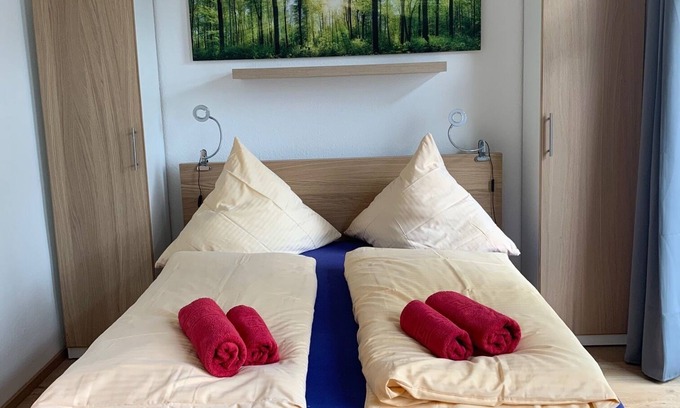 Charlottenburg Apartment | Apartment 'Am Schloß 2' with Balcony and Wi-Fi