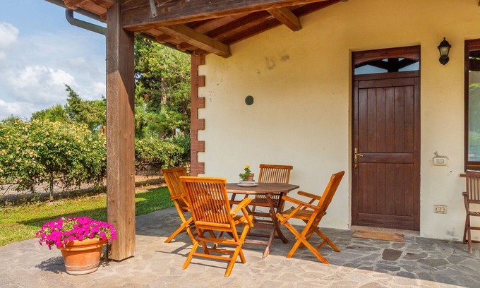 Grosseto Apartment | Apartment 'Amelia' with Shared Pool, Wi-Fi and Air Conditioning