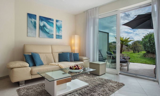 Waggershausen Apartment | Apartment 'Annette's Home and Garden' with Private Terrace and Wi-Fi
