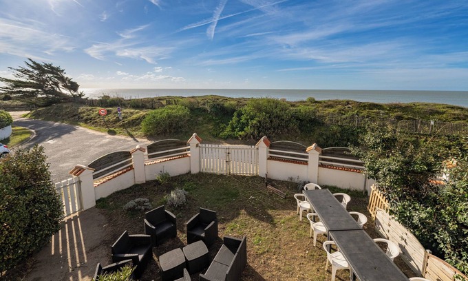 Barbatre Apartment | Apartment 'Appartement Face Mer 50m Plage' with Sea View, Private Terrace and Wi-Fi