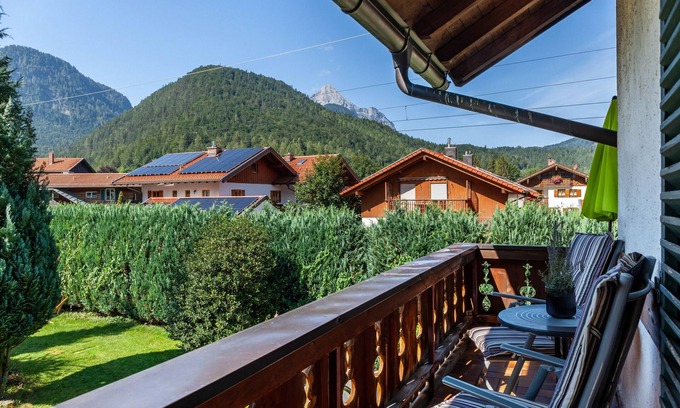 Mittenwald Apartment | Apartment 'Arnspitze' with Mountain View, Balcony and Wi-Fi