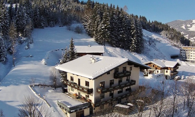 Saalbach-Hinterglemm Apartment | Apartment with balcony and ski storage