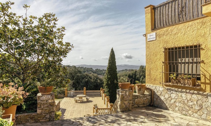 Begur Apartment | Apartment 'Bajo 2' with Private Terrace, Private Garden and Wi-Fi