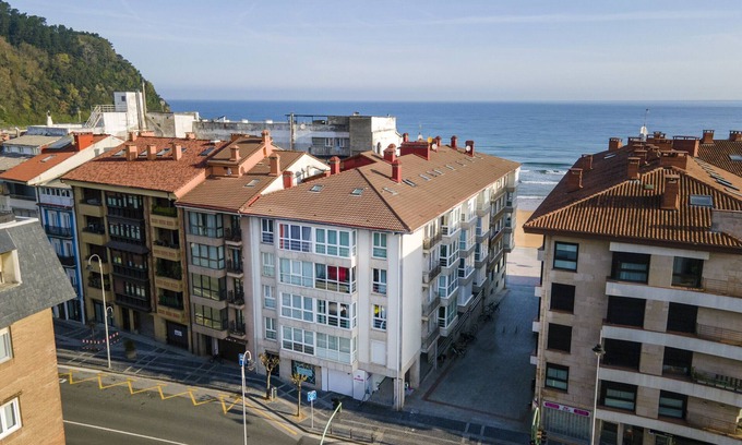 Zarautz Apartment | Apartment Bañeru 1 - House in the centre of Zarautz, 1 min. from the beach by Egona