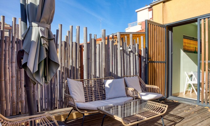Gares Apartment | Apartment 'Beau F1 Centre-ville' with Private Terrace, Wi-Fi and Air Conditioning