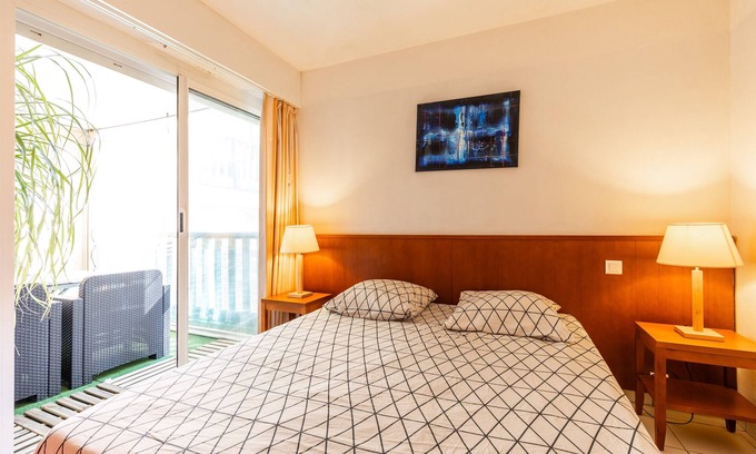 Maubuisson Apartment | Apartment 'Bel Appt Classé Entre Lac Et Océan' with Shared Pool and Private Terrace