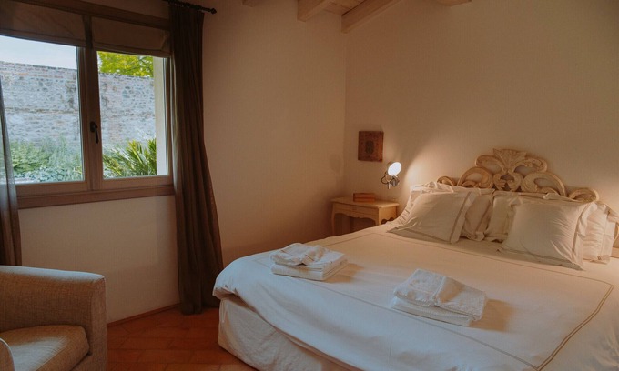Puegnago del Garda Apartment | Apartment 'Bilocale Turchese' with Shared Pool, Wi-Fi, and Air Conditioning